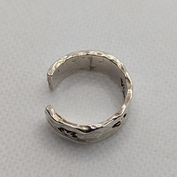 Silver Star Pattern Ring - Picture 3 of 5